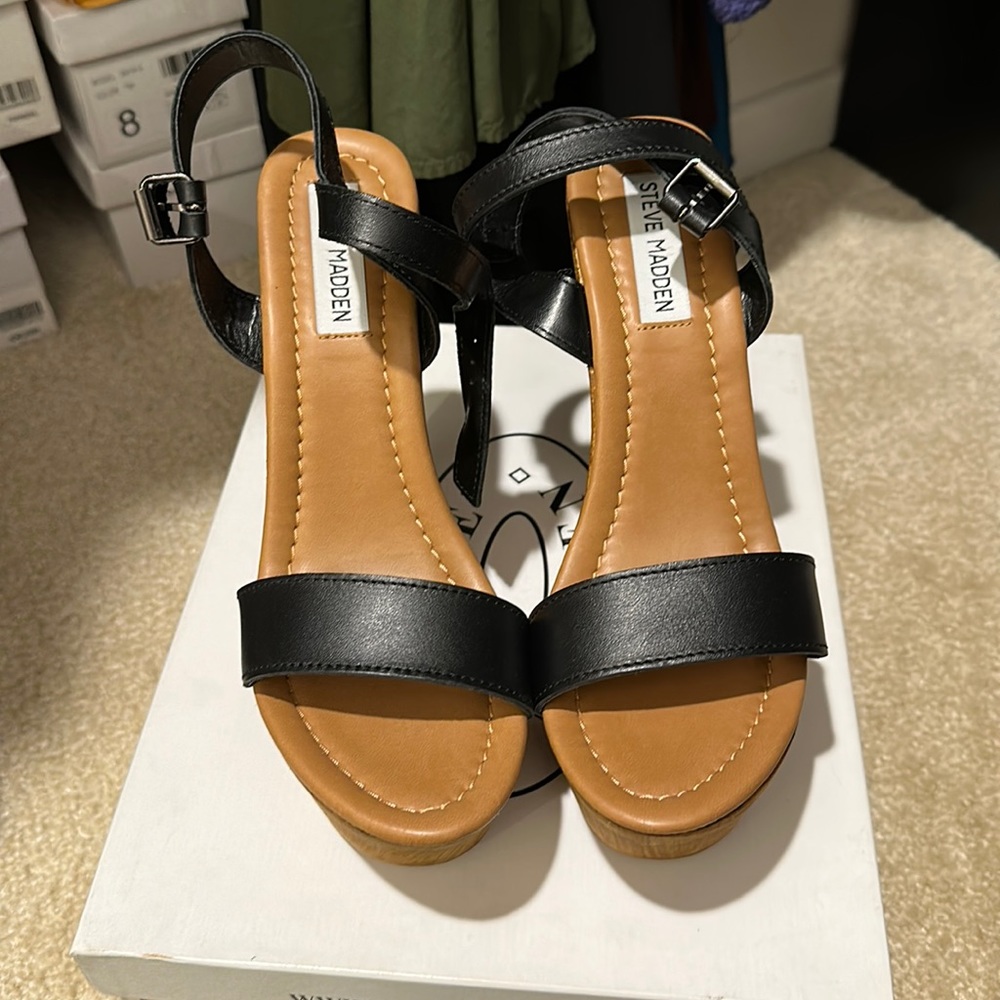 New in Box Steve Madden Kalesi wedges size 8